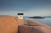 Leuchtfeuer an der Küste bei Lysekil, Bohuslän, Schweden