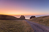 Fischerhütte an der Küste bei Sonnenaufgang, Haväng, Provinz Schonen, Schweden