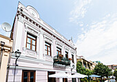 Architektonisches Detail der Fassade von Gebäuden in der Altstadt von Tiflis, der Hauptstadt von Georgien