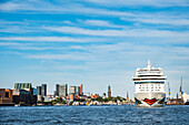 Skyline von Hamburg und Schiff Aida auf der Elbe, Hafen Hamburg, Hamburg, Norddeutschland, Deutschland