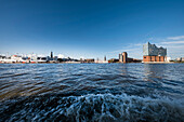 Skyline von Hamburg mit Elbphilharmonie, Elbe, Hafen Hamburg, Hamburg, Norddeutschland, Deutschland