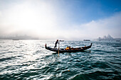 Gondoliere im Nebel mit Blick auf die Giudecca, Venedig, Venetien, Italien