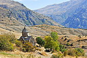  renovierte Karapet-Kirche (11. Jahrhundert) des Klosters Tsakhats Kar, in der Nähe von Yeghegnadzor, Provinz Vayots Dzor, Armenien, Eurasien 