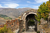  Nordtor der Festung Smbataberd, gelegen auf dem Gipfel eines Hügels zwischen den Dörfern Artabuynk und Yeghegis, in der Nähe von Yeghegnadzor, Provinz Vayots Dzor, Armenien, Eurasien 