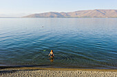  Schwimmen im Sevansee am Strand des Blue Sevan Hotels, Chambarak, Gegharkunik Region, Armenien, Eurasien 