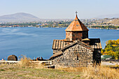  Kirche der Heiligen Mutter Gottes (Surp Astvatsatsin), Kloster Sevanavank auf der Halbinsel Sevan, Sevansee, Region Gegharkunik, Armenien, Eurasien 