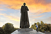  Statue von Garegin Nzhdeh (armenischer Staatsmann und Militärstratege, 1886-1955) im Park neben dem Gebäude Nr. 3 der armenischen Regierung, Eriwan, Armenien, Eurasien 