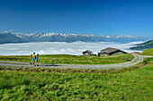 Mann und Frau beim Wandern am Pinzgauer Höhenweg mit Nebelmeer im Salzachtal, Schellenbergalm, Pinzgauer Höhenweg, Kitzbüheler Alpen, Salzburg, Österreich