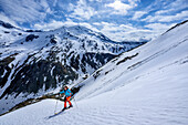 Frau auf Skitour steigt zur Löffelspitze auf, Löffelspitze, Zillertaler Alpen, Tirol, Österreich