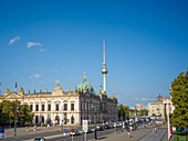 Deutsches Historisches Museum und Fernsehturm am Alexanderplatz, Berlin-Mitte, Ostberlin, Berlin, Deutschland, Europa