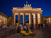  Brandenburg Gate at night, Unter den Linden, Berlin-Mitte, East Berlin, Berlin, Germany, Europe 