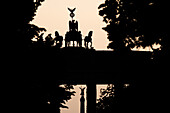 Brandenburger Tor und Siegessäule nach Sonnenuntergang, Unter den Linden, Straße des 17. Juni, Berlin-Mitte, Ostberlin, Tiergarten, Westberlin, Berlin, Deutschland, Europa