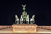 Die Quadriga auf dem Brandenburger Tor bei Nacht, Unter den Linden, Berlin-Mitte, Ostberlin, Berlin, Deutschland, Europa