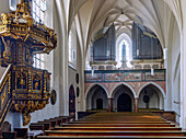 Kanzel und Orgelempore im Innenraum der Pfarrkirche St. Wolfgang in St. Wolfgang in Oberbayern in Deutschland