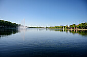 UNESCO Welterbe "Residenzensemble Schwerin", Blick über Pfaffenteich mit Wasserfontäne, Mecklenburg-Vorpommern, Deutschland, Europa