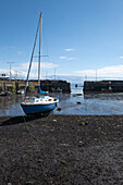  View of St. Monan&#39;s Harbour at low tide, East Lothian, Scotland, United Kingdom 