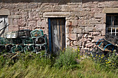  Detail of an old stone house in an old harbour at low tide, East Lothian, Scotland, United Kingdom 