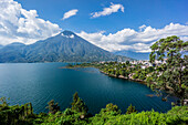 Vulkan und See, Santiago Atitlán, Guatemala, Mittelamerika