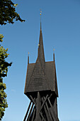 Angrenzender Glockenturm der St.-Laurentius-Kirche (St. Laurentii kyrka) in Söderköping, Schweden