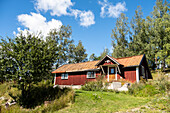  Typisches rotes Haus in Südschweden. Die Farbe heißt Falurot und ist seit dem letzten Jahrhundert ein beständiges Symbol des ländlichen Lebens in Schweden. 