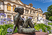 Statue Cris vor dem Museum Musée des Beaux-Arts Carcassonne, Frankreich, Europa