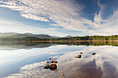 Abendstimmung am Loch Morlich, Cairngorms Nationalpark, Schottland, Grossbritannien