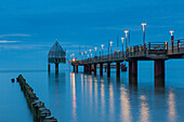 Seebrücke von Zingst am Abend, Fischland-Darss-Zingst, Mecklenburg-Vorpommern, Deutschland