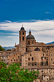 von der Festung Albornoz aus Blick auf Kathedrale Duomo di Santa Maria Assunta, Urbino, Pesaro, Marken, Italien, Europa