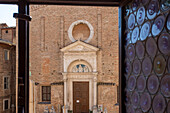 Blick zur Kirche San Domenico vom Herzogspalast Palazzo Ducale, Urbino, Pesaro, Marken, Italien, Europa