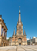 St. Petrikirche neben Opernhaus auf dem Theaterplatz von Chemnitz, Sachsen, Deutschland