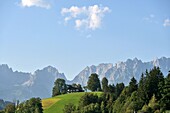 Blick über Reith bei Kitzbühel und Wilder Kaiser, Tirol, Österreich