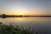 Sonnenuntergang an der Xantener Südsee in Xanten, Niederrhein, Nordrhein-Westfalen, Deutschland, Europa\n