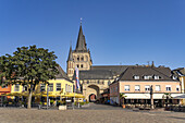  Market square and the church of St. Viktor in Xanten, Lower Rhine, North Rhine-Westphalia, Germany, Europe\n 