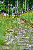 Bahngleis in stillgelegten Bahnhof in Gstatterboden, Nationalpark Gesäuse, Ennstaler Alpen, Steiermark, Österreich