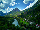 Luftaufnahme der Bahnlinie  und Bahnhof Gstatterboden, Fluss Enns, Admont, Nationalpark Gesäuse, Ennstaler Alpen, Steiermark, Österreich