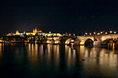 Karlsbrücke bei Nacht, Moldau, Hradschin, Prager Burg, Kleinseite, Prag, Tschechische Republik, Europa