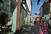 Häuserzeile mit Blick in eine Teestube in der Altstadt, Voldenstraße, Aarhus, Halbinsel Jütland, Dänemark, Nordeuropa