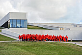 Gruppe mit Regenumhang, vor Moesgaard Museum (MOMU)  Archäologie und Ethnographie, in Hojbjerg, Aarhus, Halbinsel Jütland, Dänemark, Nordeuropa