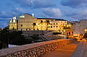 Ehemaliges Kloster Sant Francesc bei Dämmerung, Museum, Mahon (Mao) bei Dämmerung, Insel Menorca, Balearen, Spanien, Europa