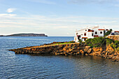 Ferienvillen in der Bucht Platges de Fornells, Badeort, Insel Menorca, Balearen, Spanien, Europa