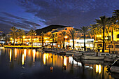 Stimmungsvolle Uferpromenade und Hafen bei Nacht, Dorf Fornells, Insel Menorca, Balearen, Spanien, Europa