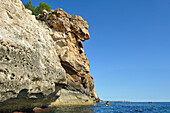 Kajak vor Klippen in der Nähe Cala Galdana, Südküste von Insel Menorca, Balearen, Spanien, Europa