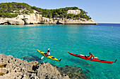 Kajaks in der glasklaren Bucht Cala Mitjana, Nähe Cala Galdana, Südküste von Insel Menorca, Balearen, Spanien, Europa