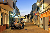 Gasse Carrer Major (Hauptstraße) am Abend, Dorf Fornells, Insel Menorca, Balearen, Spanien, Europa