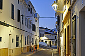 Calle Baix bei Nacht, Stadt Es Mercadal, Insel Menorca, Balearen, Spanien, Europa