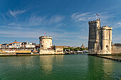  Harbor entrance to the old harbor Vieux Port with the medieval towers Tour St.-Nicolas and Tour de la Chaine, La Rochelle, France, Europe 