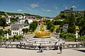 Die vergoldete Krone der Rosenkranz-Basilika, Rosenkranz-Platz und Festung Château fort de Lourdes im Marienwallfahrtsort Lourdes, Pyrenäen, Frankreich, Europa