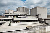 Das National Theatre in London, moderne Architektur am Südufer der Themse, England, Europa