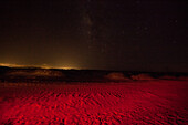 Aussicht auf einen Nachthimmel voller goldenem und rotem Sternenlicht, Fuerteventura, Kanaren, Spanien