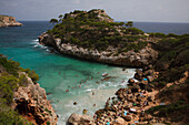 Beliebter Strand im Sommer auf Mallorca, Balearen, Spanien